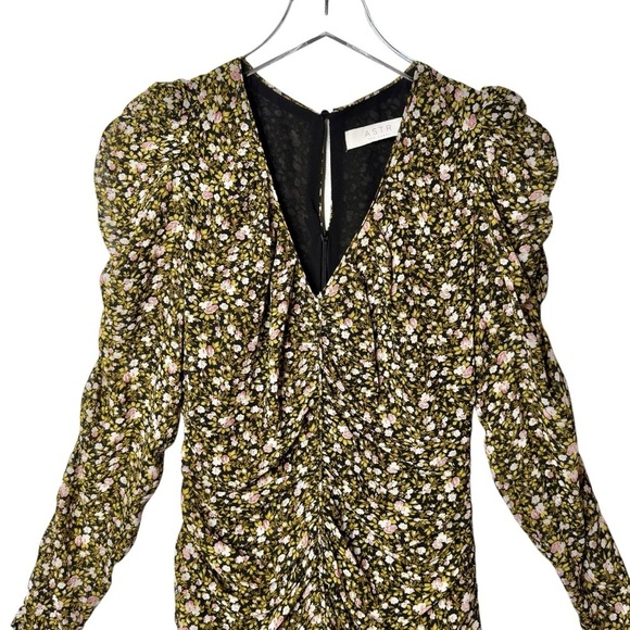 ASTR The Label Green Ruched Micro Floral V Neckline Women’s Mini Dress Sz M - Picture 3 of 12